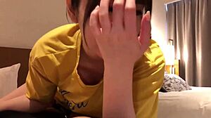 嘿，看这个性感亚洲妞被猛干，大奶晃动！