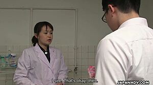 日本学生相岛纱香在无码动作中吸教授的鸡巴