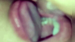 老婆在家自拍里求维生素 - 丰满主妇嘴里接大量精液面射