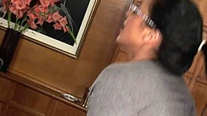 送货员在工作中干戴眼镜饥渴女主管，她高潮猛烈！