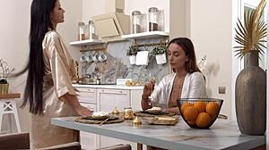 免费 - Sofa Weber 和 Mary Frost 精彩的FFM三人行