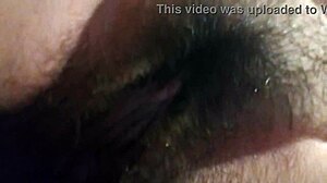 Me masturbo en el baño de visita, getting so wet!