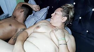 我看着继子的鸡巴自慰，当个热辣熟女