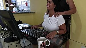 nicoly mattos não resistiu e deu o cuzinho no sofá da recepção depois de mamar o pau do chefe no escritório